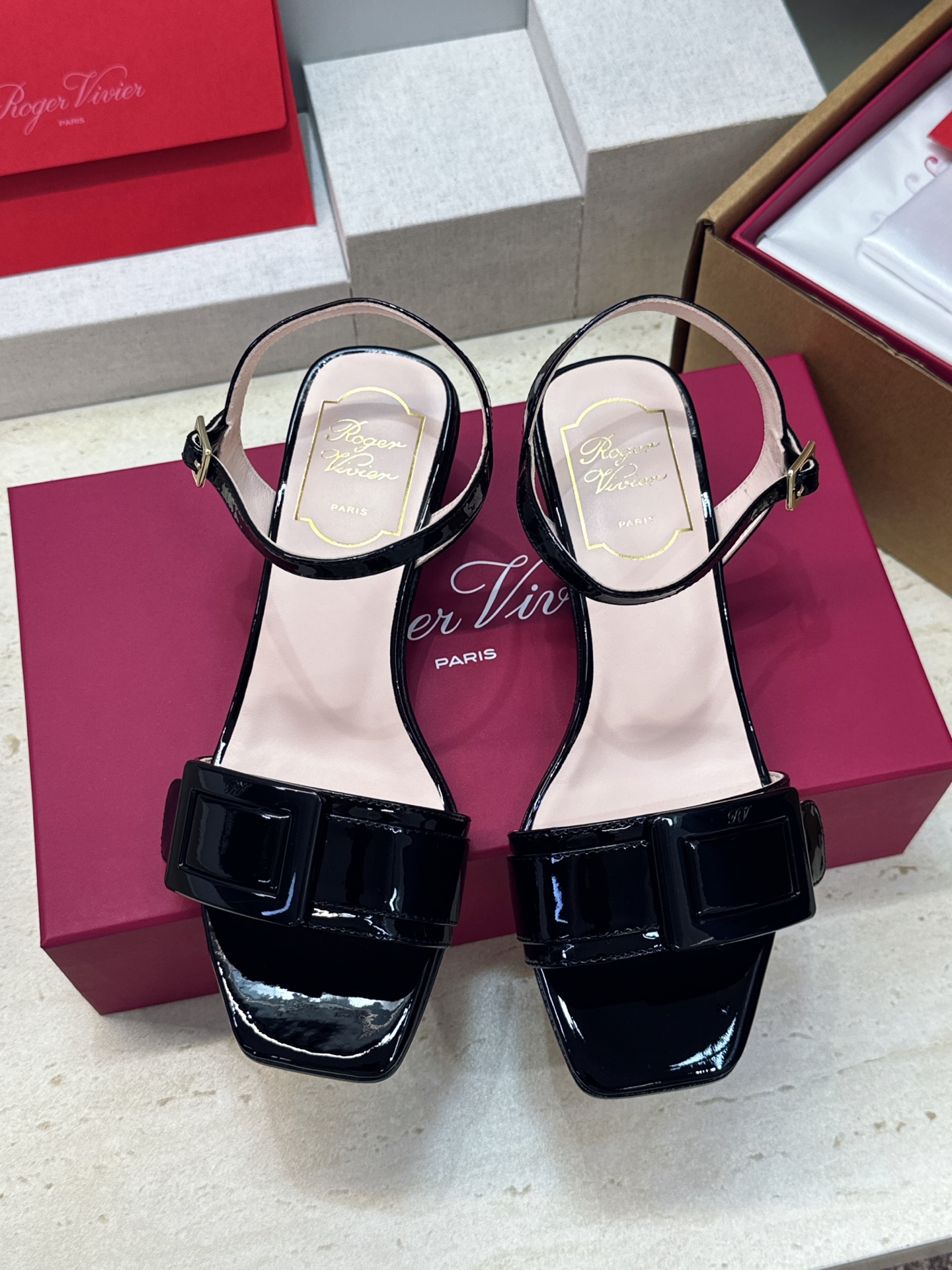 莞货 代购级 Roger  Vivier 罗杰.维维亚 2026春夏新款时尚百搭女鞋 RV字母logo方扣粗跟方头露趾后