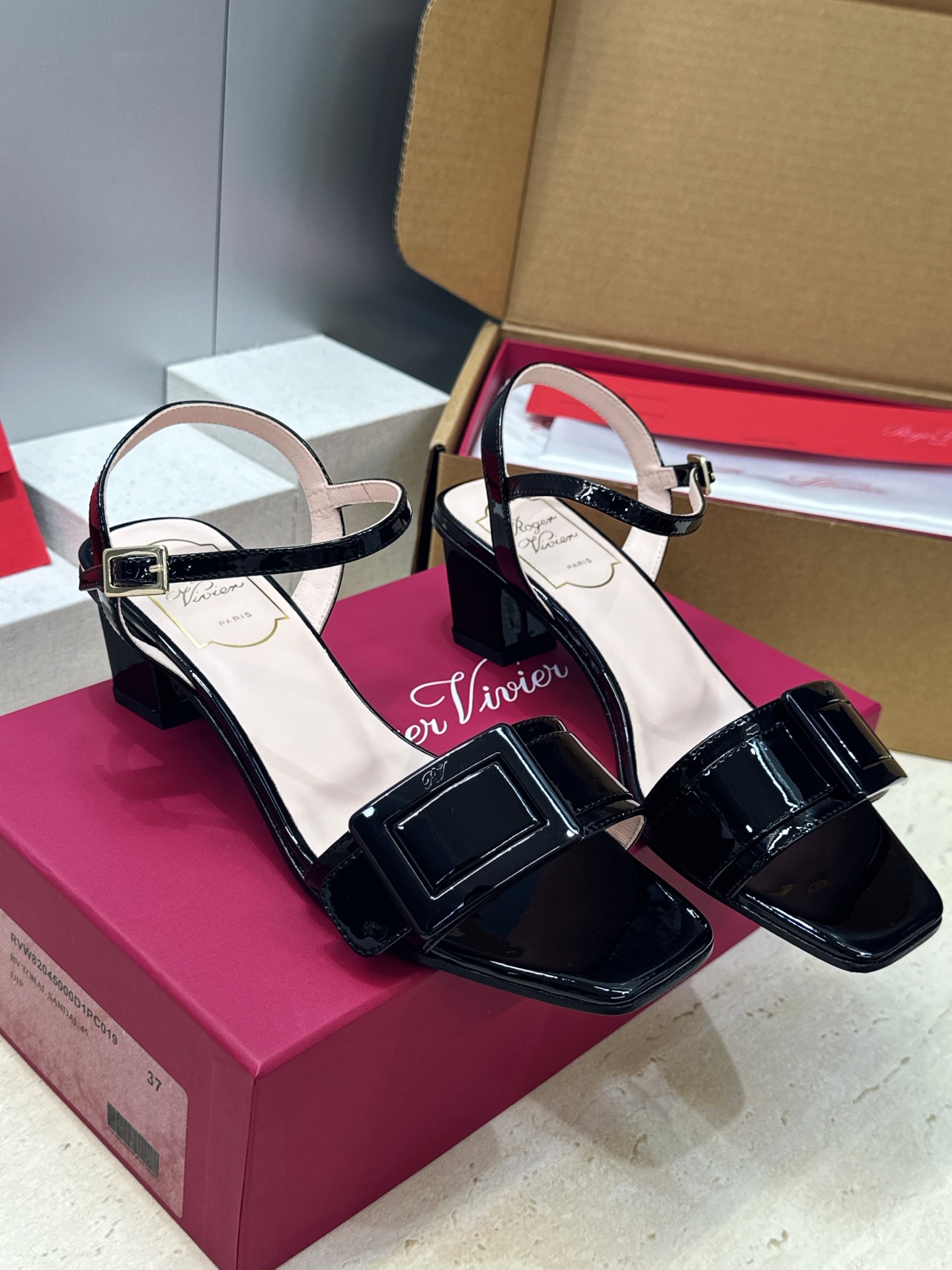 莞货 代购级 Roger  Vivier 罗杰.维维亚 2026春夏新款时尚百搭女鞋 RV字母logo方扣粗跟方头露趾后