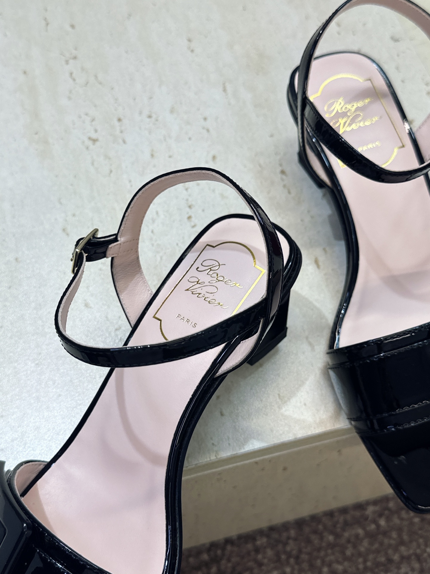 莞货 代购级 Roger  Vivier 罗杰.维维亚 2026春夏新款时尚百搭女鞋 RV字母logo方扣粗跟方头露趾后