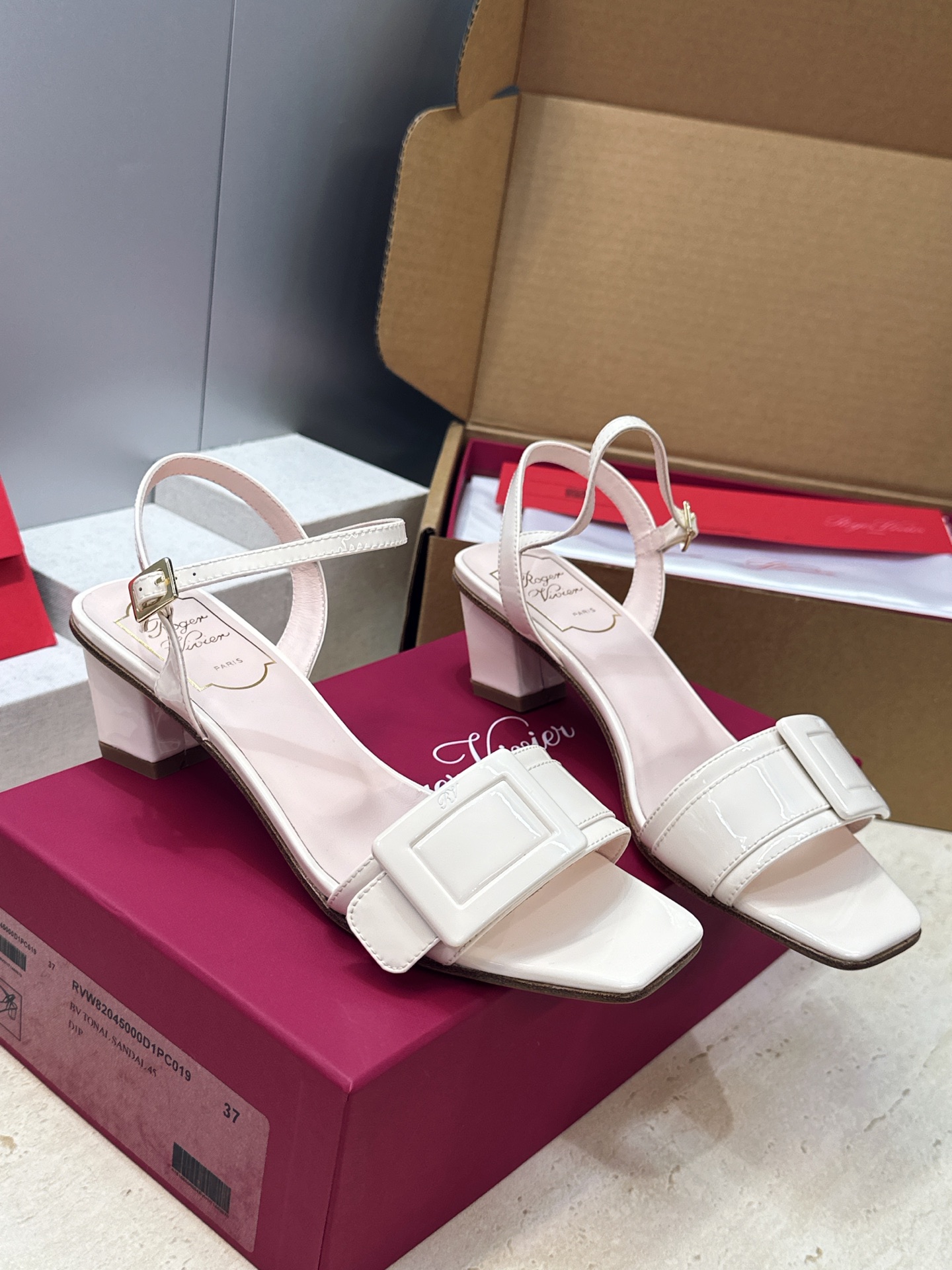 莞货 代购级 Roger  Vivier 罗杰.维维亚 2026春夏新款时尚百搭女鞋 RV字母logo方扣粗跟方头露趾后