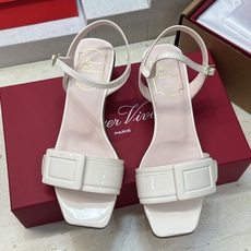 莞货 代购级 Roger Vivier 罗杰.维维亚 2026春夏新款时尚百搭女鞋 RV字母logo方扣粗跟方头露趾后 莞货 代购级 Roger Vivier 罗杰.维维亚 2026春夏新款时尚百搭女鞋 RV字母logo方扣粗跟方头露趾后
