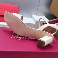莞货 代购级 Roger Vivier 罗杰.维维亚 2026春夏新款时尚百搭女鞋 RV字母logo方扣粗跟方头露趾后 莞货 代购级 Roger Vivier 罗杰.维维亚 2026春夏新款时尚百搭女鞋 RV字母logo方扣粗跟方头露趾后