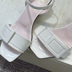 莞货 代购级 Roger Vivier 罗杰.维维亚 2026春夏新款时尚百搭女鞋 RV字母logo方扣粗跟方头露趾后 莞货 代购级 Roger Vivier 罗杰.维维亚 2026春夏新款时尚百搭女鞋 RV字母logo方扣粗跟方头露趾后