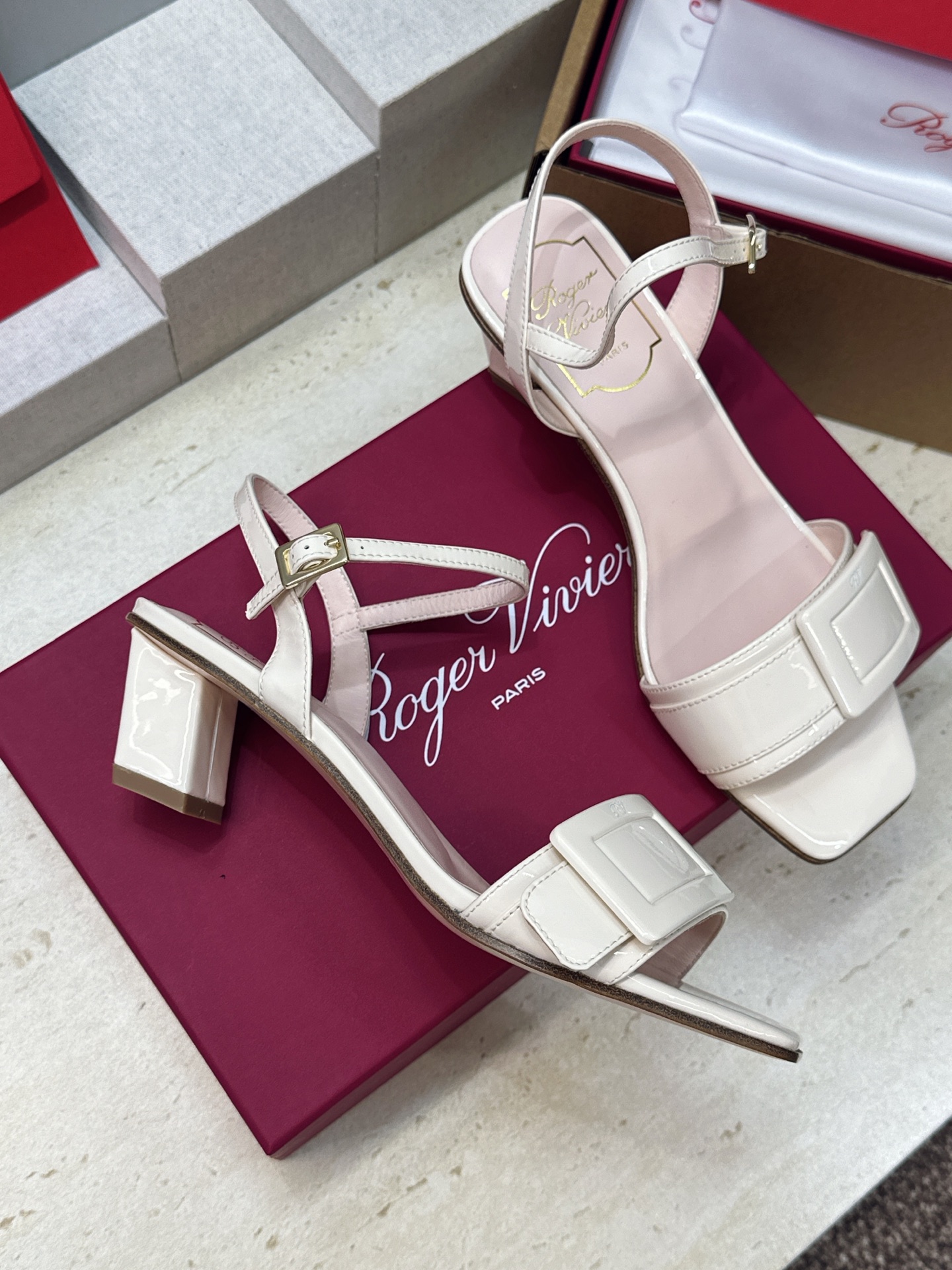 莞货 代购级 Roger Vivier 罗杰.维维亚 2026春夏新款时尚百搭女鞋 RV字母logo方扣粗跟方头露趾后 莞货 代购级 Roger Vivier 罗杰.维维亚 2026春夏新款时尚百搭女鞋 RV字母logo方扣粗跟方头露趾后