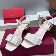 莞货 代购级 Roger Vivier 罗杰.维维亚 2026春夏新款时尚百搭女鞋 RV字母logo方扣粗跟方头露趾后 莞货 代购级 Roger Vivier 罗杰.维维亚 2026春夏新款时尚百搭女鞋 RV字母logo方扣粗跟方头露趾后