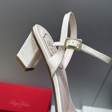 莞货 代购级 Roger Vivier 罗杰.维维亚 2026春夏新款时尚百搭女鞋 RV字母logo方扣粗跟方头露趾后 莞货 代购级 Roger Vivier 罗杰.维维亚 2026春夏新款时尚百搭女鞋 RV字母logo方扣粗跟方头露趾后