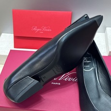 莞货 代购级 Roger Vivier 罗杰.维维亚 2026春夏新款低跟百搭女鞋 RV字母logo方扣粗跟尖头时尚女 莞货 代购级 Roger Vivier 罗杰.维维亚 2026春夏新款低跟百搭女鞋 RV字母logo方扣粗跟尖头时尚女
