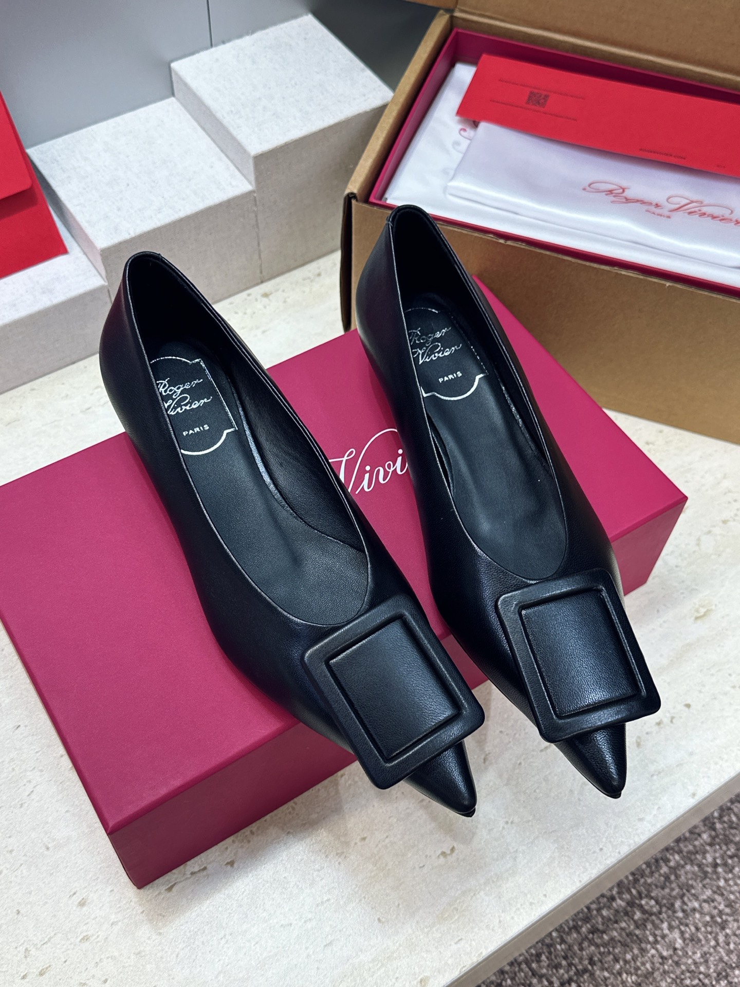 莞货 代购级 Roger  Vivier 罗杰.维维亚 2026春夏新款低跟百搭女鞋 RV字母logo方扣粗跟尖头时尚女