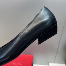 莞货 代购级 Roger Vivier 罗杰.维维亚 2026春夏新款低跟百搭女鞋 RV字母logo方扣粗跟尖头时尚女 莞货 代购级 Roger Vivier 罗杰.维维亚 2026春夏新款低跟百搭女鞋 RV字母logo方扣粗跟尖头时尚女