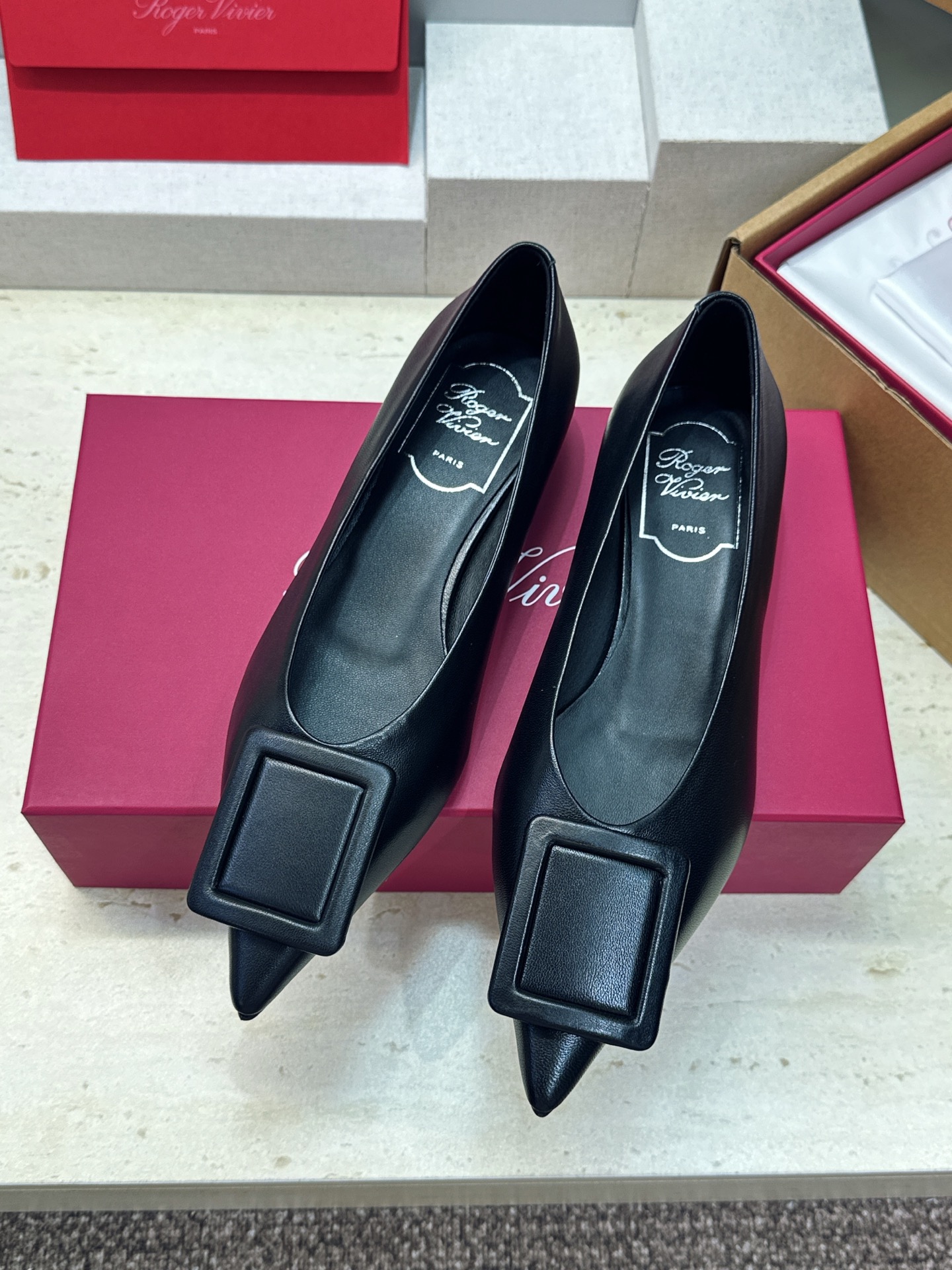 莞货 代购级 Roger Vivier 罗杰.维维亚 2026春夏新款低跟百搭女鞋 RV字母logo方扣粗跟尖头时尚女 莞货 代购级 Roger Vivier 罗杰.维维亚 2026春夏新款低跟百搭女鞋 RV字母logo方扣粗跟尖头时尚女