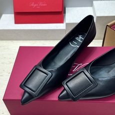莞货 代购级 Roger Vivier 罗杰.维维亚 2026春夏新款低跟百搭女鞋 RV字母logo方扣粗跟尖头时尚女 莞货 代购级 Roger Vivier 罗杰.维维亚 2026春夏新款低跟百搭女鞋 RV字母logo方扣粗跟尖头时尚女