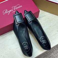 莞货 代购级 Roger Vivier 罗杰.维维亚 2026春夏新款低跟百搭女鞋 RV字母logo方扣粗跟尖头时尚女 莞货 代购级 Roger Vivier 罗杰.维维亚 2026春夏新款低跟百搭女鞋 RV字母logo方扣粗跟尖头时尚女