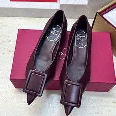 莞货 代购级 Roger Vivier 罗杰.维维亚 2026春夏新款低跟百搭女鞋 RV字母logo方扣粗跟尖头时尚女 莞货 代购级 Roger Vivier 罗杰.维维亚 2026春夏新款低跟百搭女鞋 RV字母logo方扣粗跟尖头时尚女
