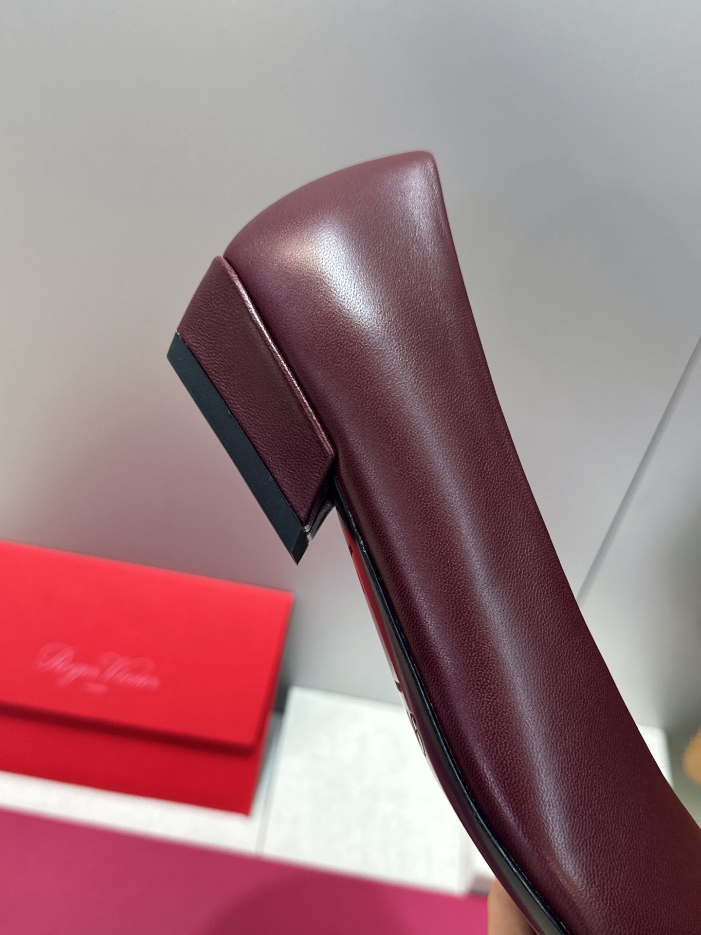 莞货 代购级 Roger Vivier 罗杰.维维亚 2026春夏新款低跟百搭女鞋 RV字母logo方扣粗跟尖头时尚女 莞货 代购级 Roger Vivier 罗杰.维维亚 2026春夏新款低跟百搭女鞋 RV字母logo方扣粗跟尖头时尚女