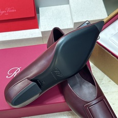 莞货 代购级 Roger Vivier 罗杰.维维亚 2026春夏新款低跟百搭女鞋 RV字母logo方扣粗跟尖头时尚女 莞货 代购级 Roger Vivier 罗杰.维维亚 2026春夏新款低跟百搭女鞋 RV字母logo方扣粗跟尖头时尚女