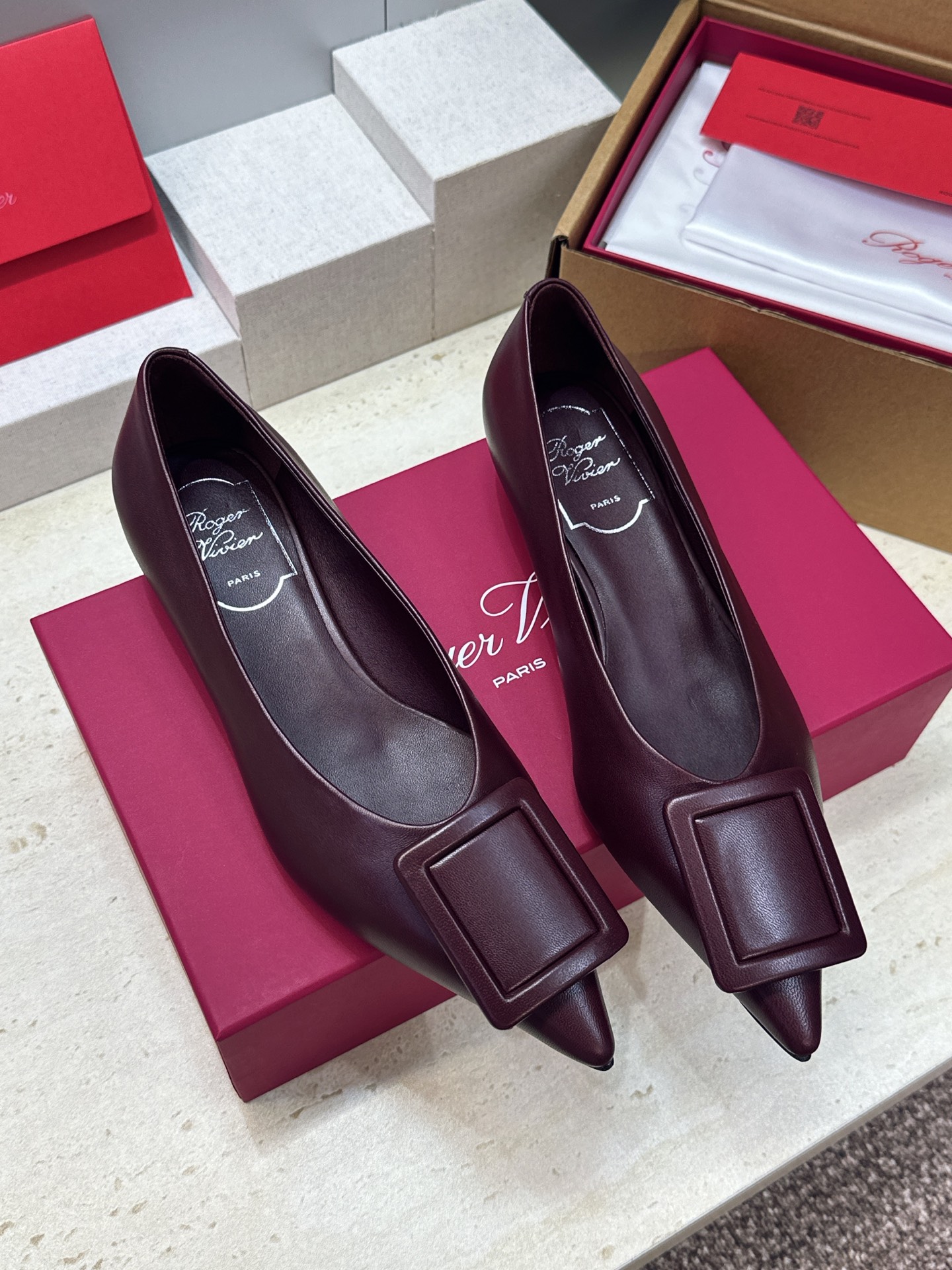 莞货 代购级 Roger  Vivier 罗杰.维维亚 2026春夏新款低跟百搭女鞋 RV字母logo方扣粗跟尖头时尚女