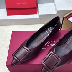 莞货 代购级 Roger Vivier 罗杰.维维亚 2026春夏新款低跟百搭女鞋 RV字母logo方扣粗跟尖头时尚女 莞货 代购级 Roger Vivier 罗杰.维维亚 2026春夏新款低跟百搭女鞋 RV字母logo方扣粗跟尖头时尚女