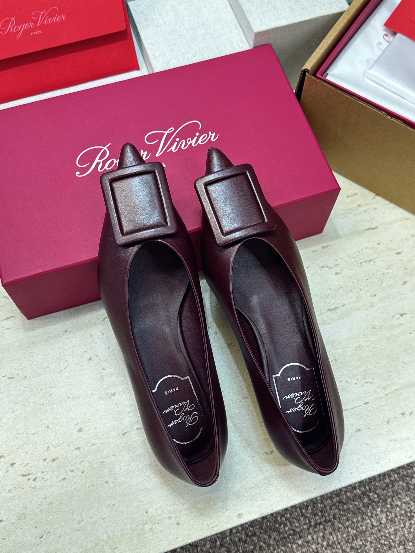 莞货 代购级 Roger Vivier 罗杰.维维亚 2026春夏新款低跟百搭女鞋 RV字母logo方扣粗跟尖头时尚女 莞货 代购级 Roger Vivier 罗杰.维维亚 2026春夏新款低跟百搭女鞋 RV字母logo方扣粗跟尖头时尚女