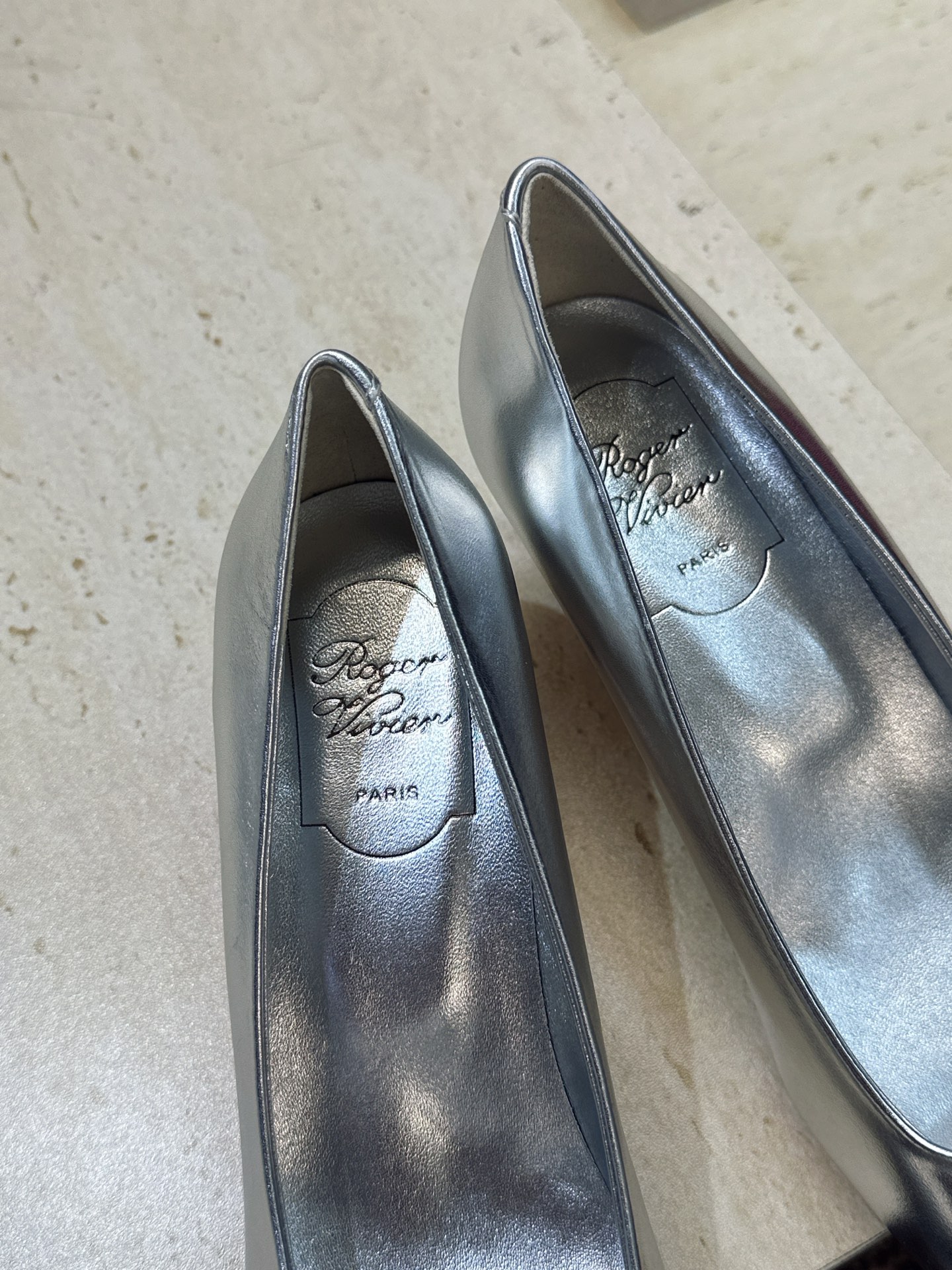 莞货 代购级 Roger Vivier 罗杰.维维亚 2026春夏新款时尚中跟水钻女鞋 RV字母logo五金方扣粗跟方 莞货 代购级 Roger Vivier 罗杰.维维亚 2026春夏新款时尚中跟水钻女鞋 RV字母logo五金方扣粗跟方