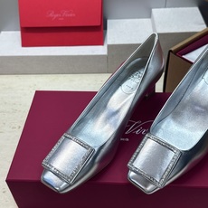 莞货 代购级 Roger Vivier 罗杰.维维亚 2026春夏新款时尚中跟水钻女鞋 RV字母logo五金方扣粗跟方 莞货 代购级 Roger Vivier 罗杰.维维亚 2026春夏新款时尚中跟水钻女鞋 RV字母logo五金方扣粗跟方