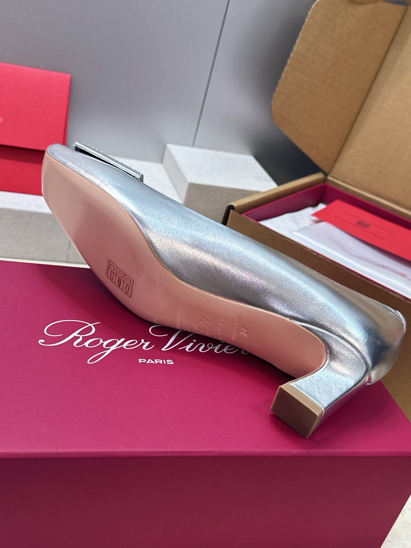 莞货 代购级 Roger Vivier 罗杰.维维亚 2026春夏新款时尚中跟水钻女鞋 RV字母logo五金方扣粗跟方 莞货 代购级 Roger Vivier 罗杰.维维亚 2026春夏新款时尚中跟水钻女鞋 RV字母logo五金方扣粗跟方