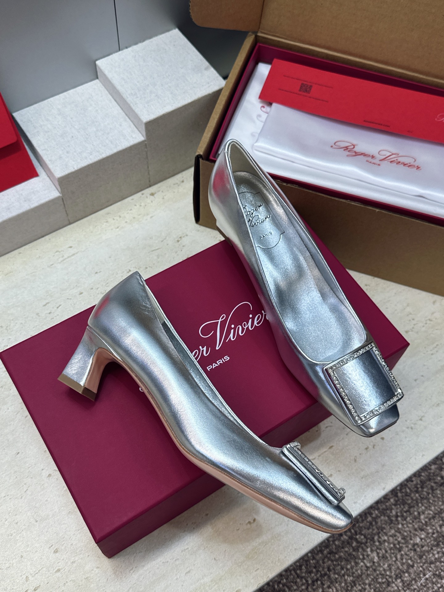 莞货 代购级 Roger Vivier 罗杰.维维亚 2026春夏新款时尚中跟水钻女鞋 RV字母logo五金方扣粗跟方 莞货 代购级 Roger Vivier 罗杰.维维亚 2026春夏新款时尚中跟水钻女鞋 RV字母logo五金方扣粗跟方