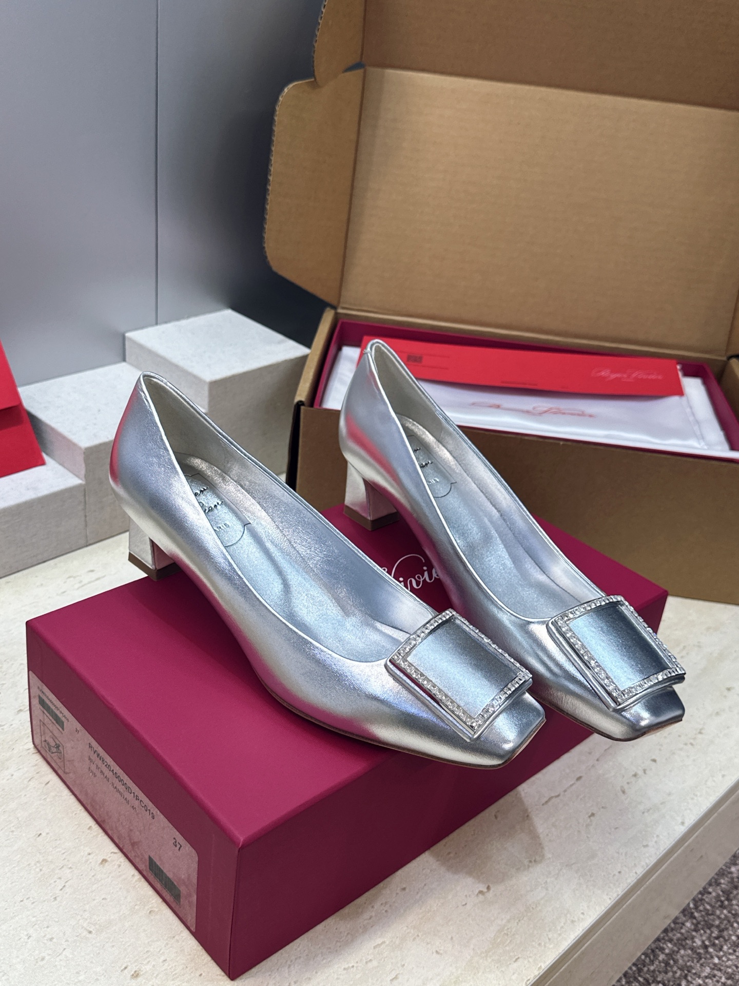 莞货 代购级 Roger  Vivier 罗杰.维维亚 2026春夏新款时尚中跟水钻女鞋 RV字母logo五金方扣粗跟方
