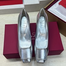 莞货 代购级 Roger Vivier 罗杰.维维亚 2026春夏新款时尚中跟水钻女鞋 RV字母logo五金方扣粗跟方 莞货 代购级 Roger Vivier 罗杰.维维亚 2026春夏新款时尚中跟水钻女鞋 RV字母logo五金方扣粗跟方