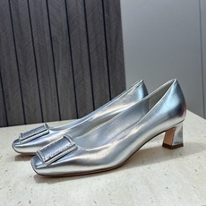 莞货 代购级 Roger Vivier 罗杰.维维亚 2026春夏新款时尚中跟水钻女鞋 RV字母logo五金方扣粗跟方 莞货 代购级 Roger Vivier 罗杰.维维亚 2026春夏新款时尚中跟水钻女鞋 RV字母logo五金方扣粗跟方