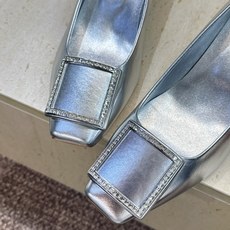 莞货 代购级 Roger Vivier 罗杰.维维亚 2026春夏新款时尚中跟水钻女鞋 RV字母logo五金方扣粗跟方 莞货 代购级 Roger Vivier 罗杰.维维亚 2026春夏新款时尚中跟水钻女鞋 RV字母logo五金方扣粗跟方