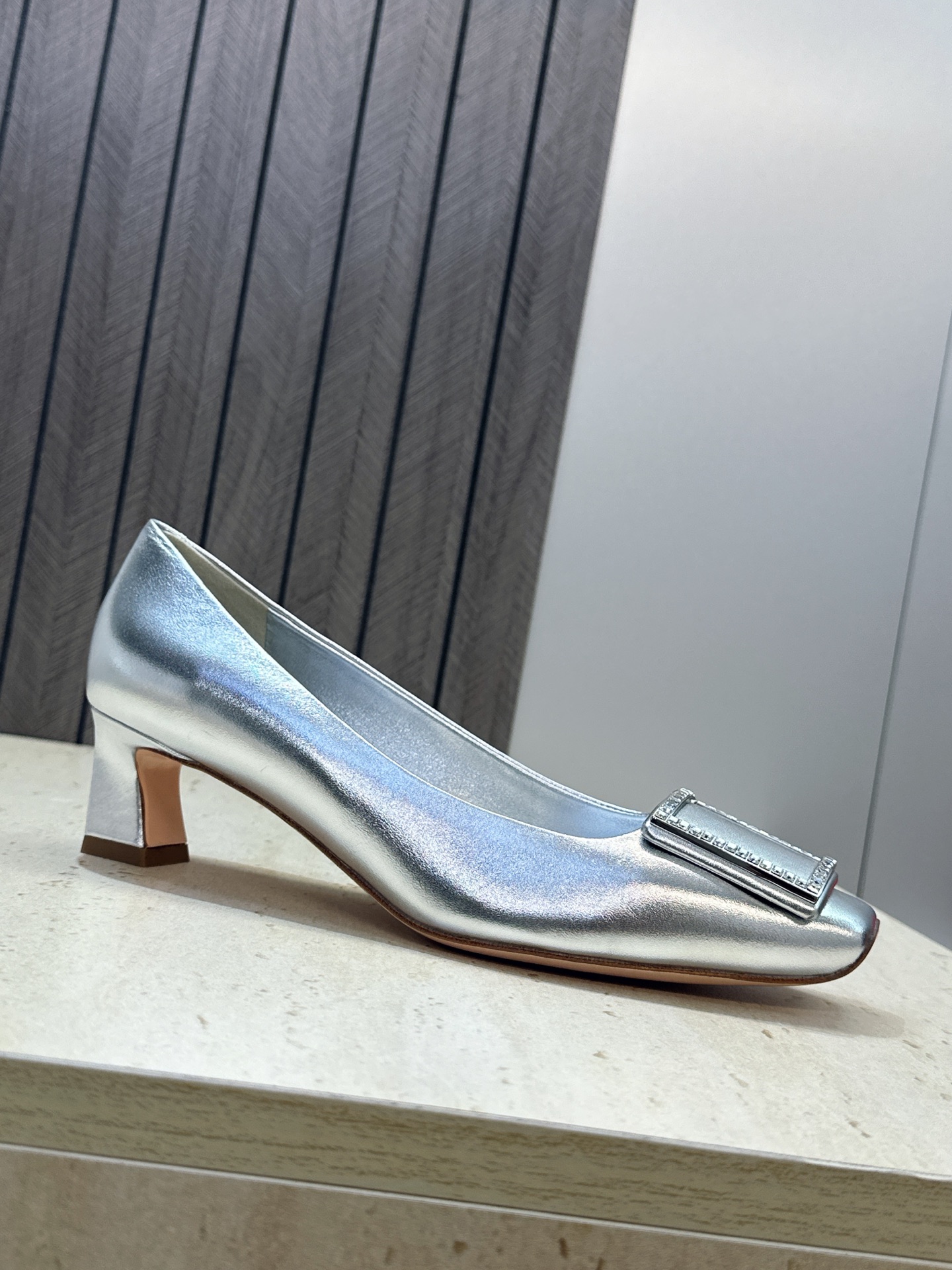 莞货 代购级 Roger Vivier 罗杰.维维亚 2026春夏新款时尚中跟水钻女鞋 RV字母logo五金方扣粗跟方 莞货 代购级 Roger Vivier 罗杰.维维亚 2026春夏新款时尚中跟水钻女鞋 RV字母logo五金方扣粗跟方