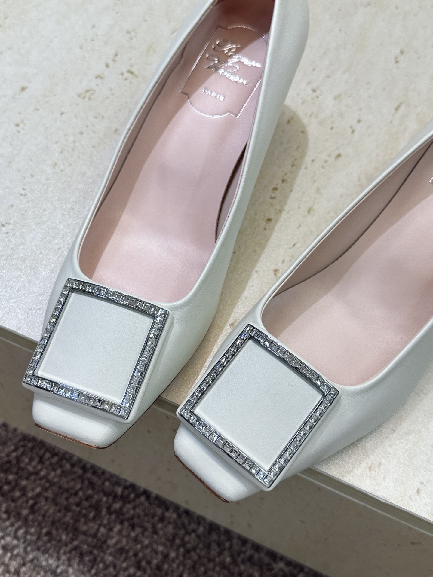 莞货 代购级 Roger  Vivier 罗杰.维维亚 2026春夏新款时尚中跟水钻女鞋 RV字母logo五金方扣粗跟方