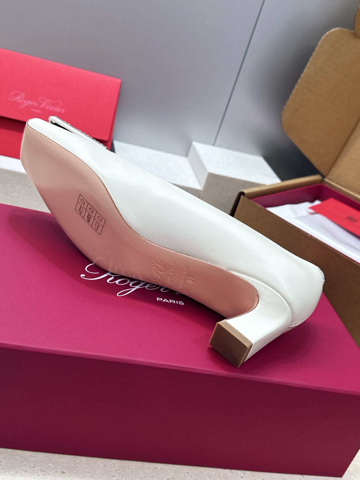 莞货 代购级 Roger  Vivier 罗杰.维维亚 2026春夏新款时尚中跟水钻女鞋 RV字母logo五金方扣粗跟方