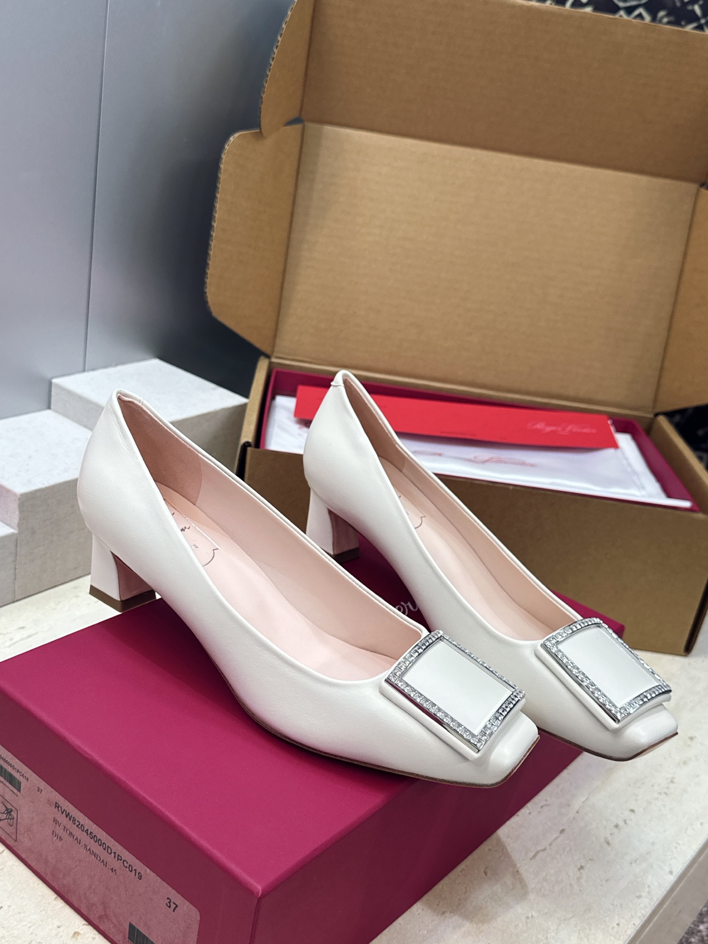 莞货 代购级 Roger  Vivier 罗杰.维维亚 2026春夏新款时尚中跟水钻女鞋 RV字母logo五金方扣粗跟方