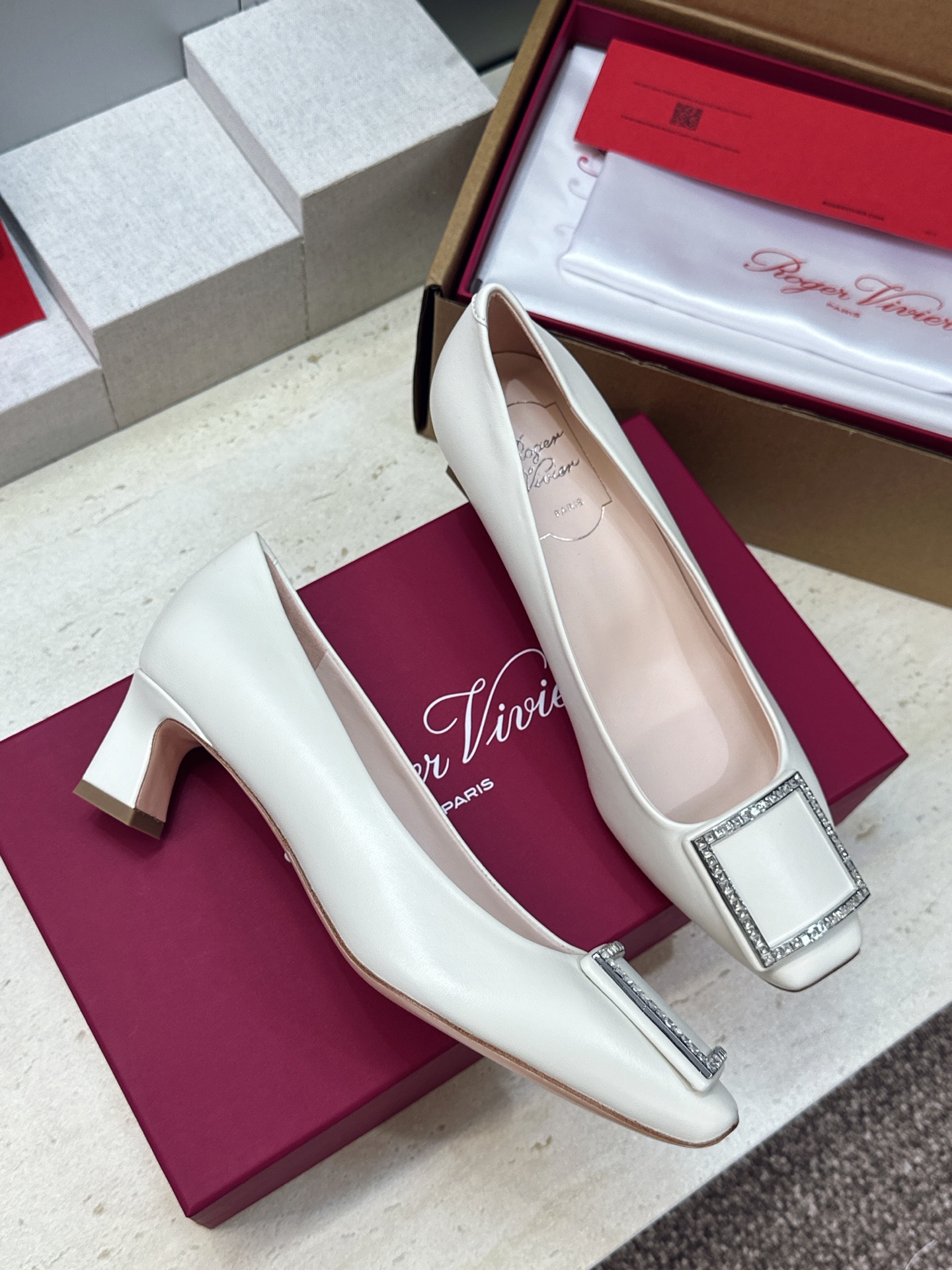 莞货 代购级 Roger  Vivier 罗杰.维维亚 2026春夏新款时尚中跟水钻女鞋 RV字母logo五金方扣粗跟方