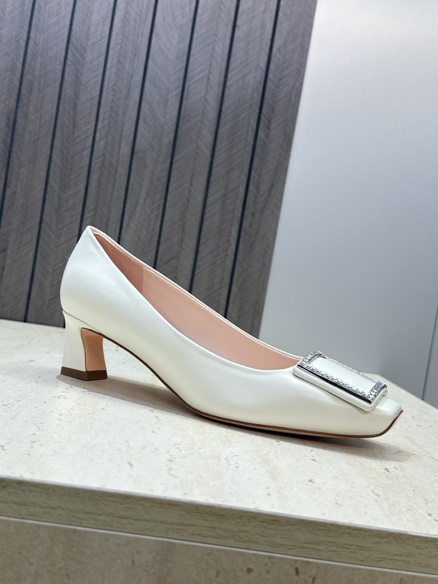 莞货 代购级 Roger  Vivier 罗杰.维维亚 2026春夏新款时尚中跟水钻女鞋 RV字母logo五金方扣粗跟方
