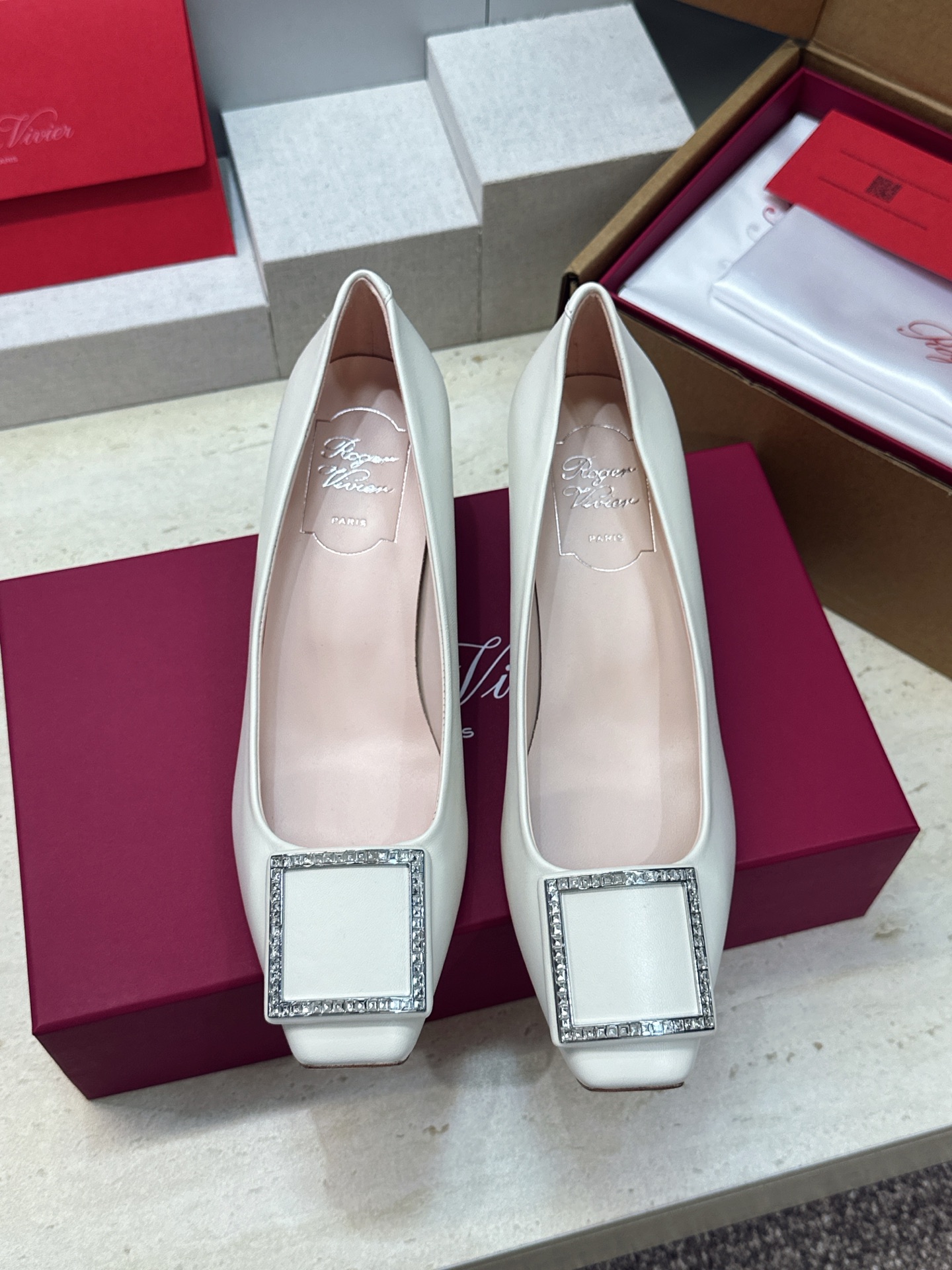 莞货 代购级 Roger  Vivier 罗杰.维维亚 2026春夏新款时尚中跟水钻女鞋 RV字母logo五金方扣粗跟方