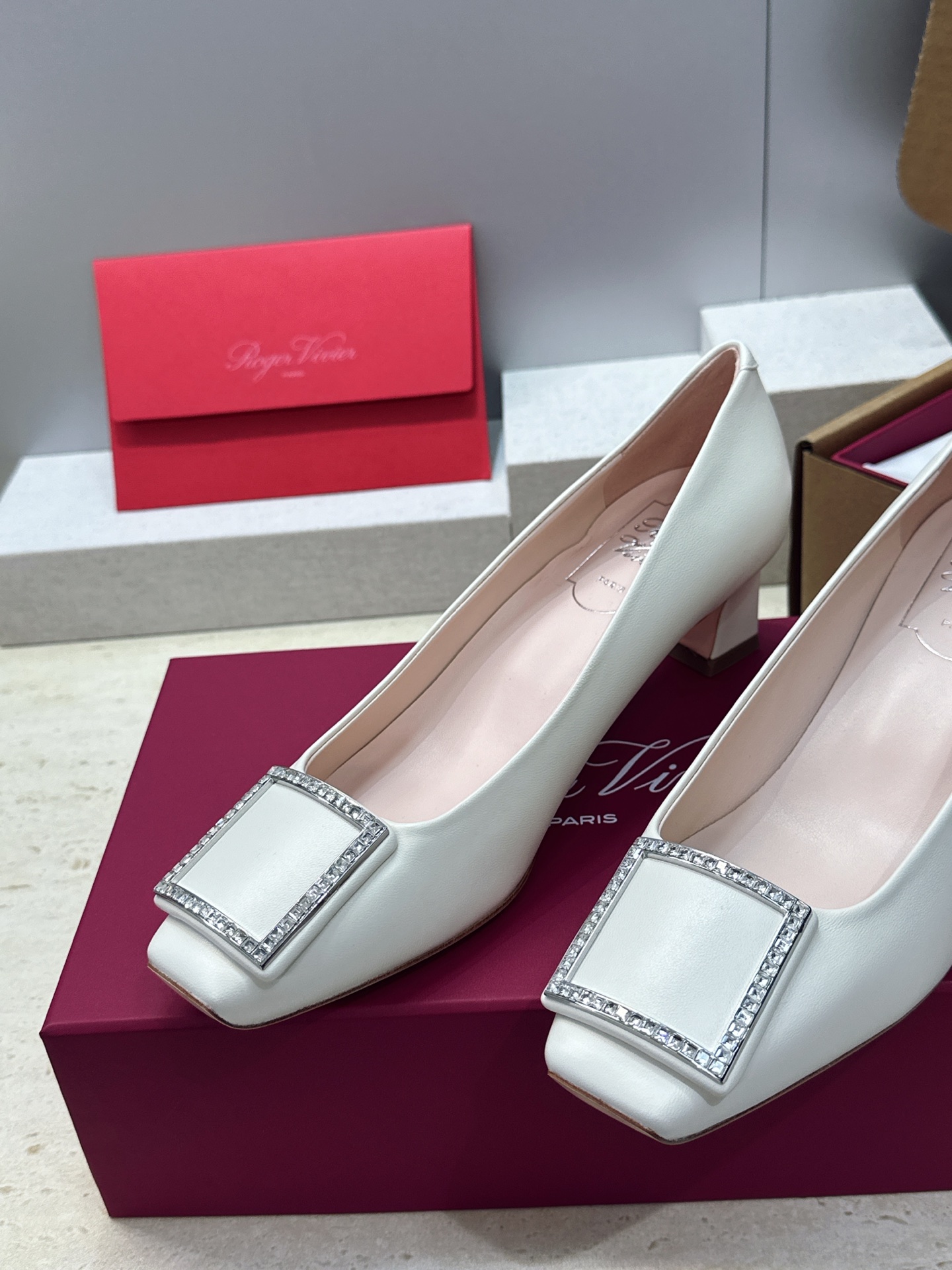 莞货 代购级 Roger  Vivier 罗杰.维维亚 2026春夏新款时尚中跟水钻女鞋 RV字母logo五金方扣粗跟方