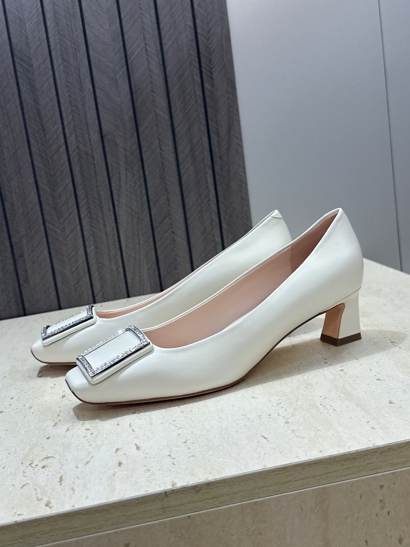 莞货 代购级 Roger  Vivier 罗杰.维维亚 2026春夏新款时尚中跟水钻女鞋 RV字母logo五金方扣粗跟方