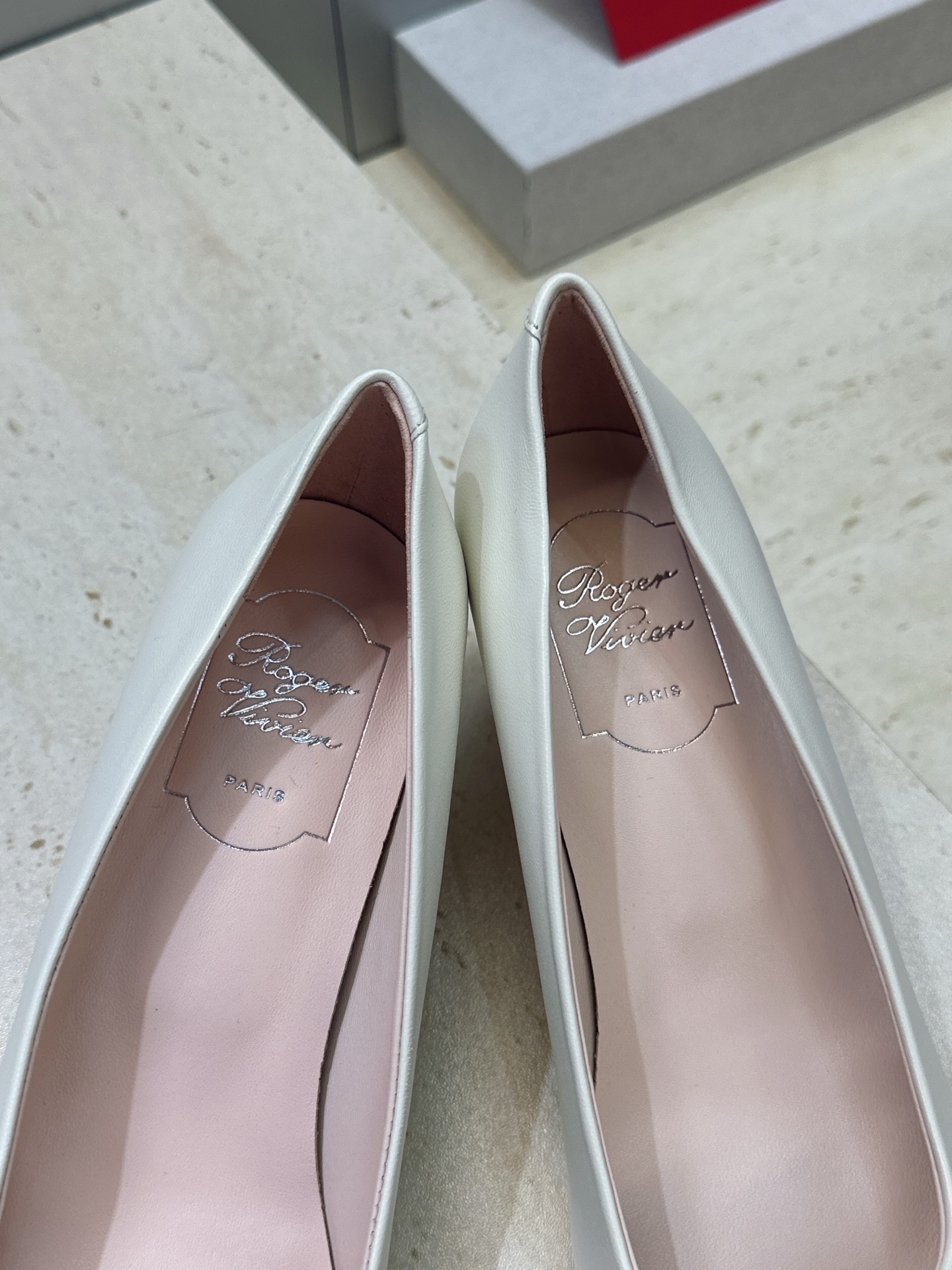 莞货 代购级 Roger  Vivier 罗杰.维维亚 2026春夏新款时尚中跟水钻女鞋 RV字母logo五金方扣粗跟方