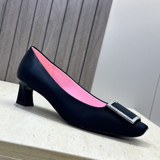 莞货 代购级 Roger Vivier 罗杰.维维亚 2026春夏新款时尚中跟水钻女鞋 RV字母logo五金方扣粗跟方 莞货 代购级 Roger Vivier 罗杰.维维亚 2026春夏新款时尚中跟水钻女鞋 RV字母logo五金方扣粗跟方