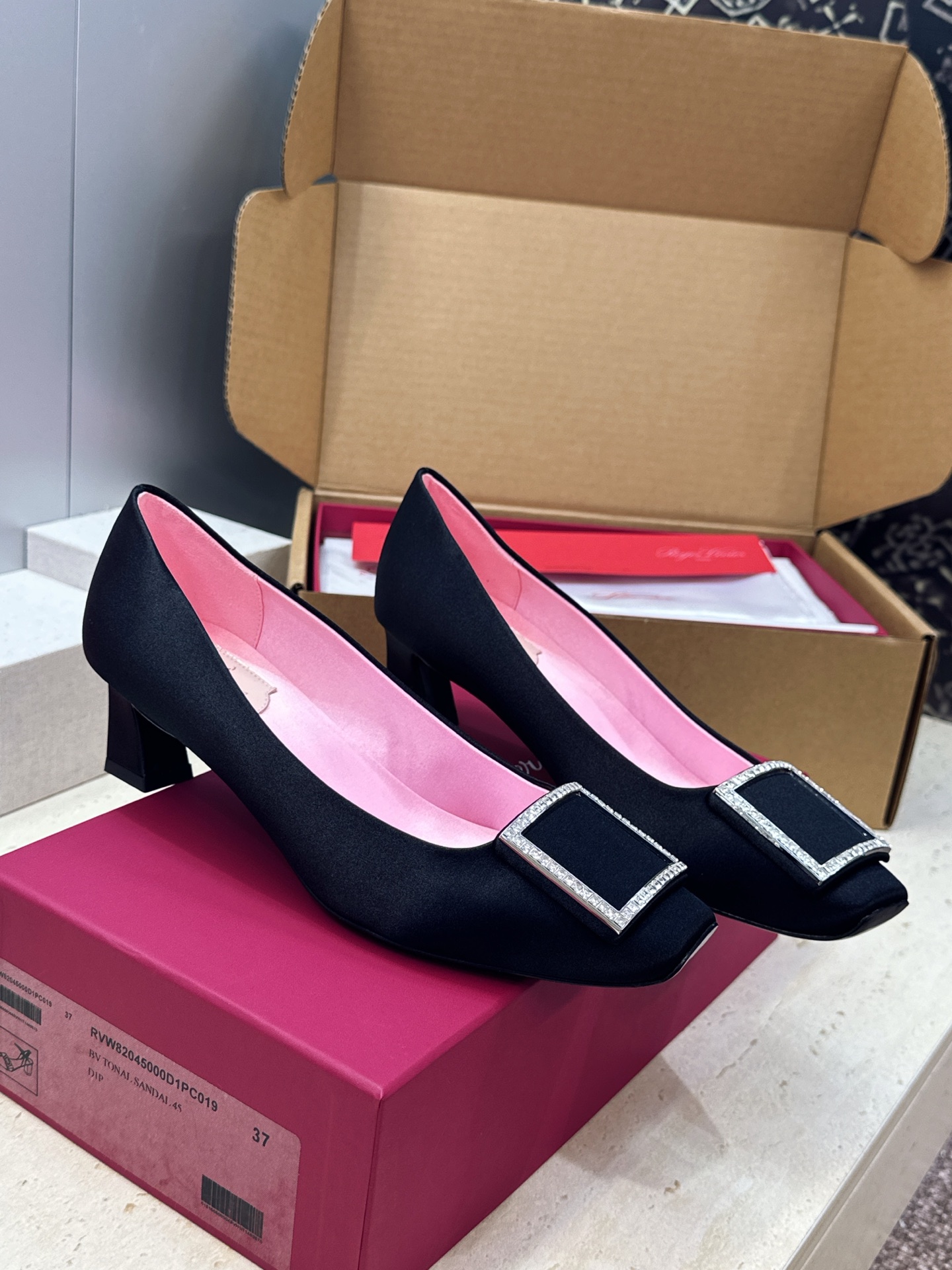 莞货 代购级 Roger  Vivier 罗杰.维维亚 2026春夏新款时尚中跟水钻女鞋 RV字母logo五金方扣粗跟方