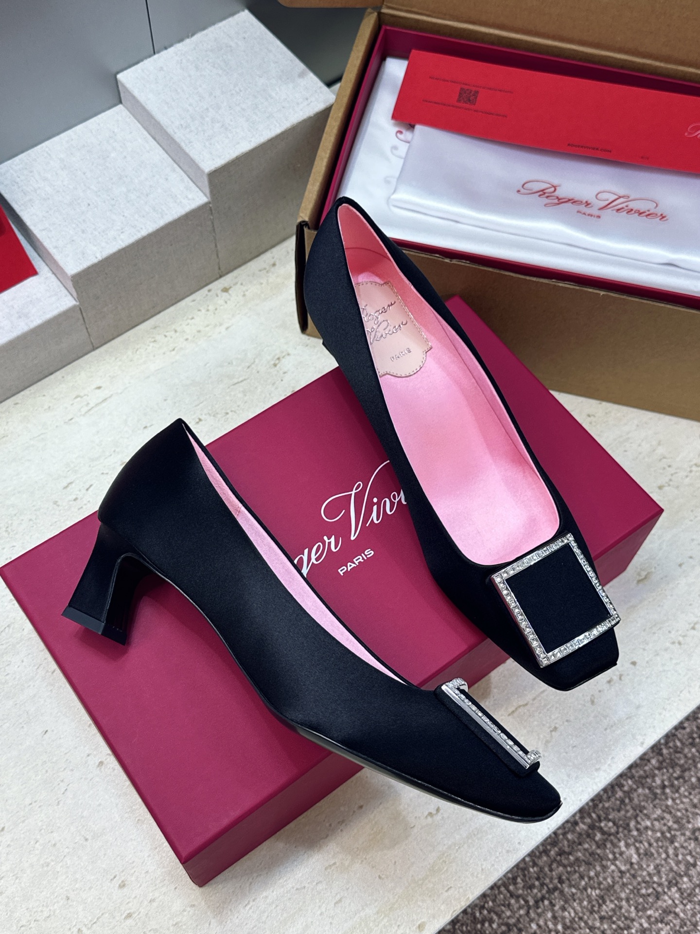 莞货 代购级 Roger Vivier 罗杰.维维亚 2026春夏新款时尚中跟水钻女鞋 RV字母logo五金方扣粗跟方 莞货 代购级 Roger Vivier 罗杰.维维亚 2026春夏新款时尚中跟水钻女鞋 RV字母logo五金方扣粗跟方
