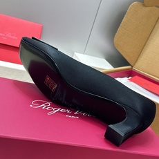 莞货 代购级 Roger Vivier 罗杰.维维亚 2026春夏新款时尚中跟水钻女鞋 RV字母logo五金方扣粗跟方 莞货 代购级 Roger Vivier 罗杰.维维亚 2026春夏新款时尚中跟水钻女鞋 RV字母logo五金方扣粗跟方