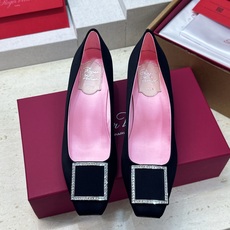 莞货 代购级 Roger Vivier 罗杰.维维亚 2026春夏新款时尚中跟水钻女鞋 RV字母logo五金方扣粗跟方 莞货 代购级 Roger Vivier 罗杰.维维亚 2026春夏新款时尚中跟水钻女鞋 RV字母logo五金方扣粗跟方