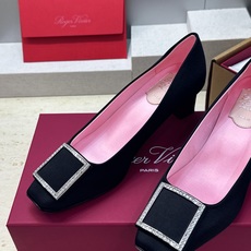 莞货 代购级 Roger Vivier 罗杰.维维亚 2026春夏新款时尚中跟水钻女鞋 RV字母logo五金方扣粗跟方 莞货 代购级 Roger Vivier 罗杰.维维亚 2026春夏新款时尚中跟水钻女鞋 RV字母logo五金方扣粗跟方