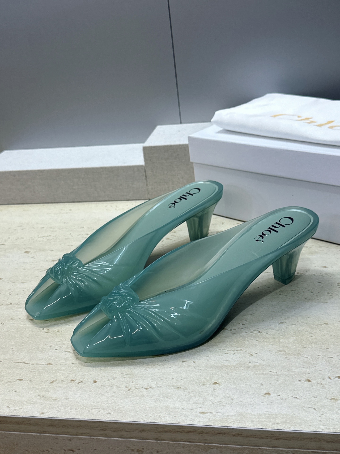 Chloe 2026春夏粗跟休闲果冻色女鞋  克洛伊字母logo中跟鱼嘴露趾凉拖鞋 材质:一体成型硫化工艺PVC科技面料