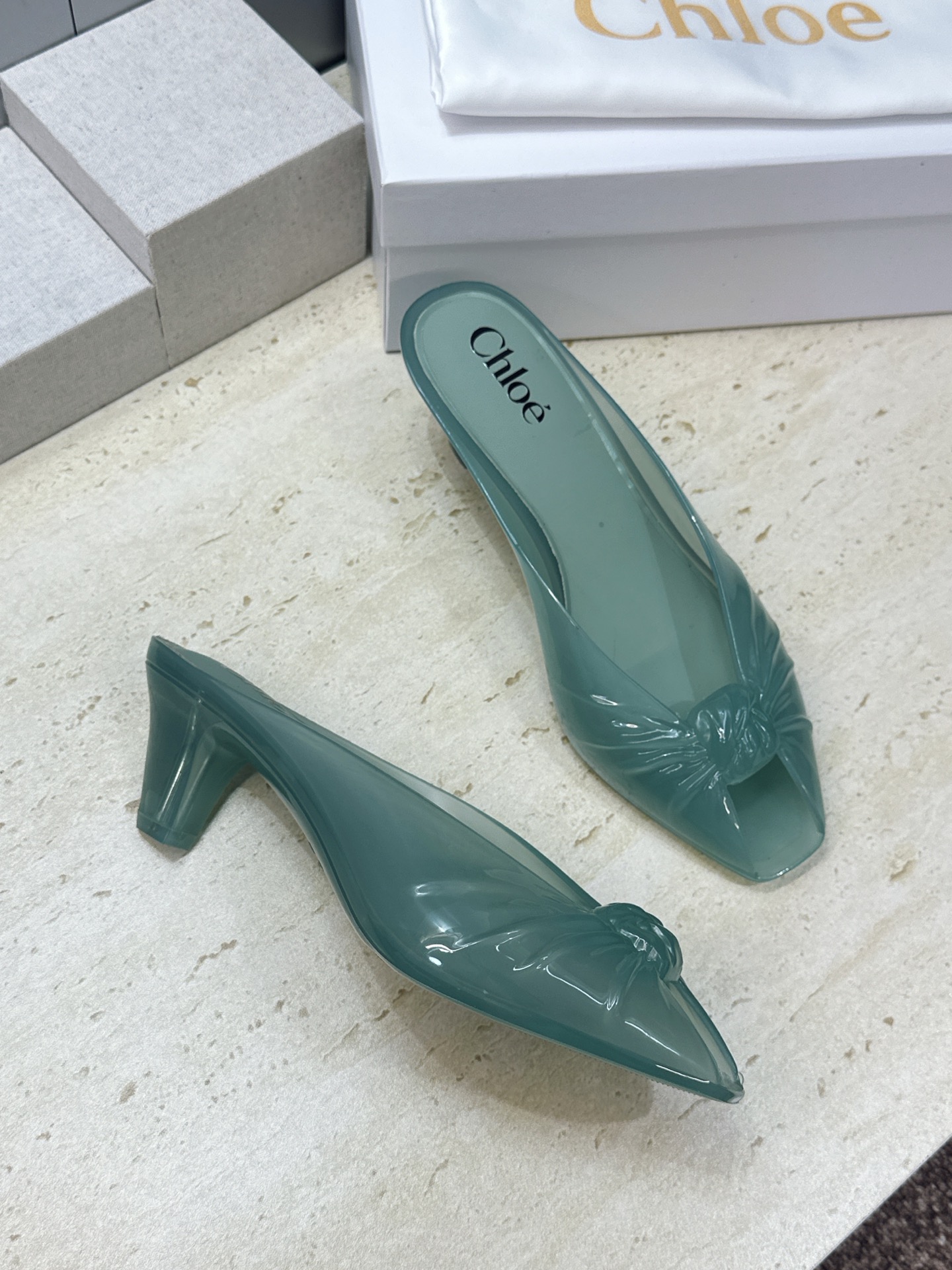 Chloe 2026春夏粗跟休闲果冻色女鞋  克洛伊字母logo中跟鱼嘴露趾凉拖鞋 材质:一体成型硫化工艺PVC科技面料