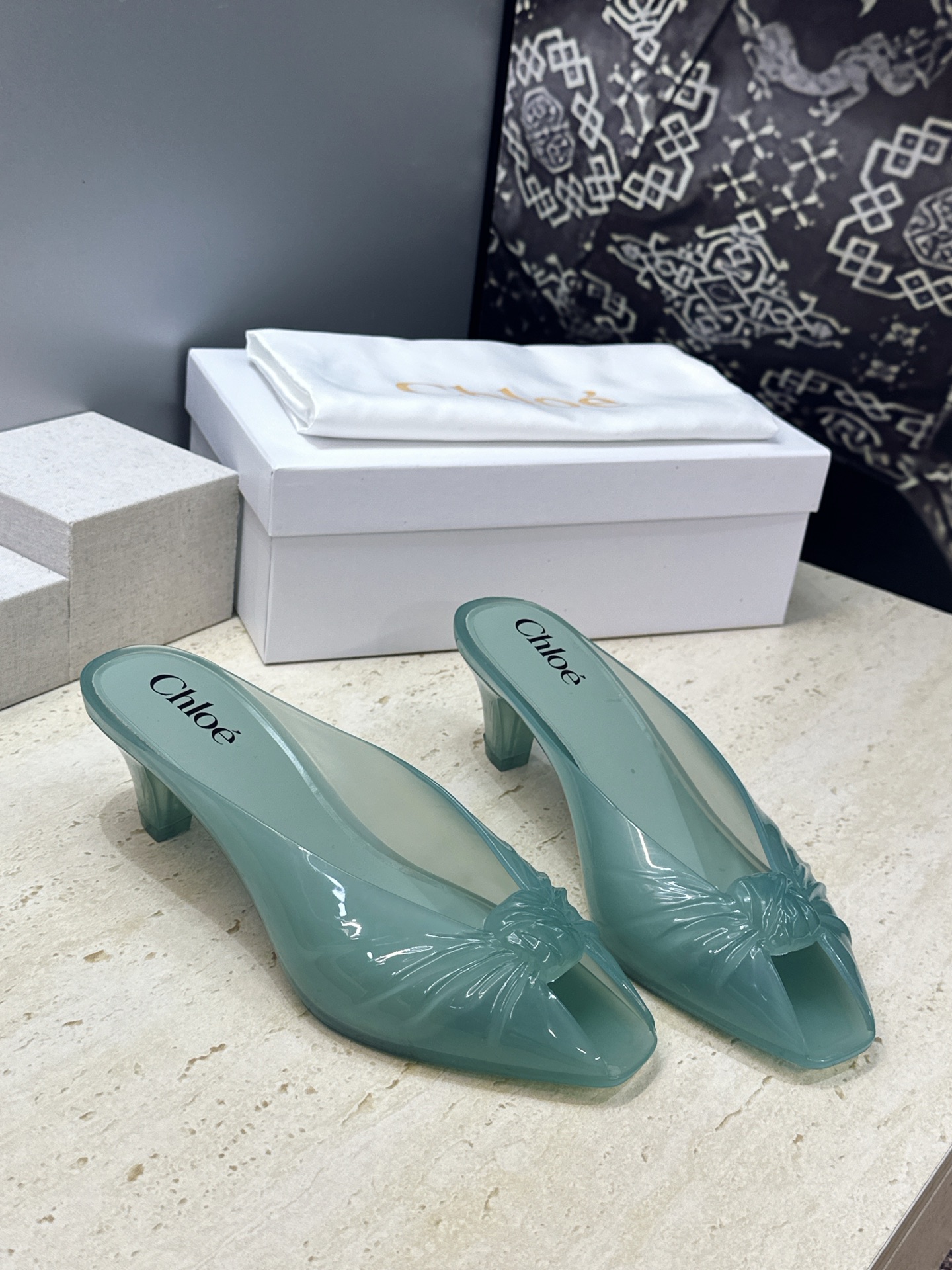 Chloe 2026春夏粗跟休闲果冻色女鞋  克洛伊字母logo中跟鱼嘴露趾凉拖鞋 材质:一体成型硫化工艺PVC科技面料