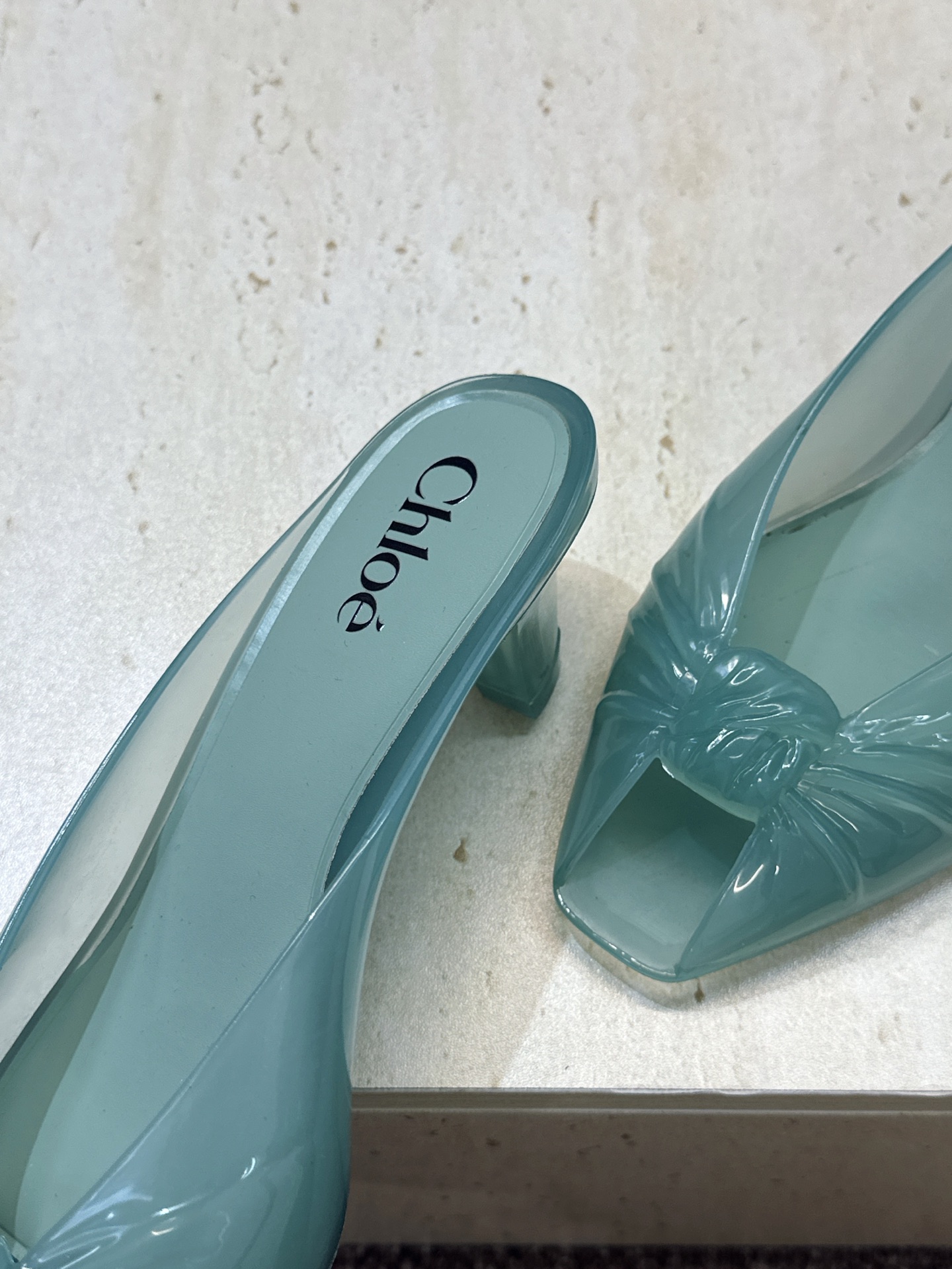 Chloe 2026春夏粗跟休闲果冻色女鞋  克洛伊字母logo中跟鱼嘴露趾凉拖鞋 材质:一体成型硫化工艺PVC科技面料